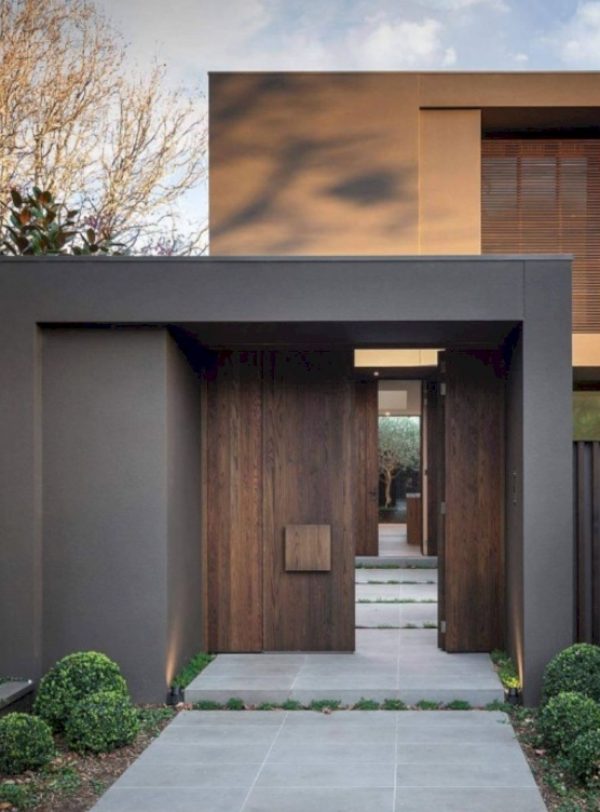 Villa Kayu Modern dengan Pintu Utama yang Megah